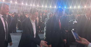 شاب يستوقف رئيس الوزراء فى ختام مهرجان الفسطاط ويطلب التقاط صورة معه