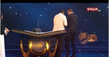 مصطفى حسني يترك مقعده لإيصال متسابق كفيف خارج ستوديو دولة التلاوة