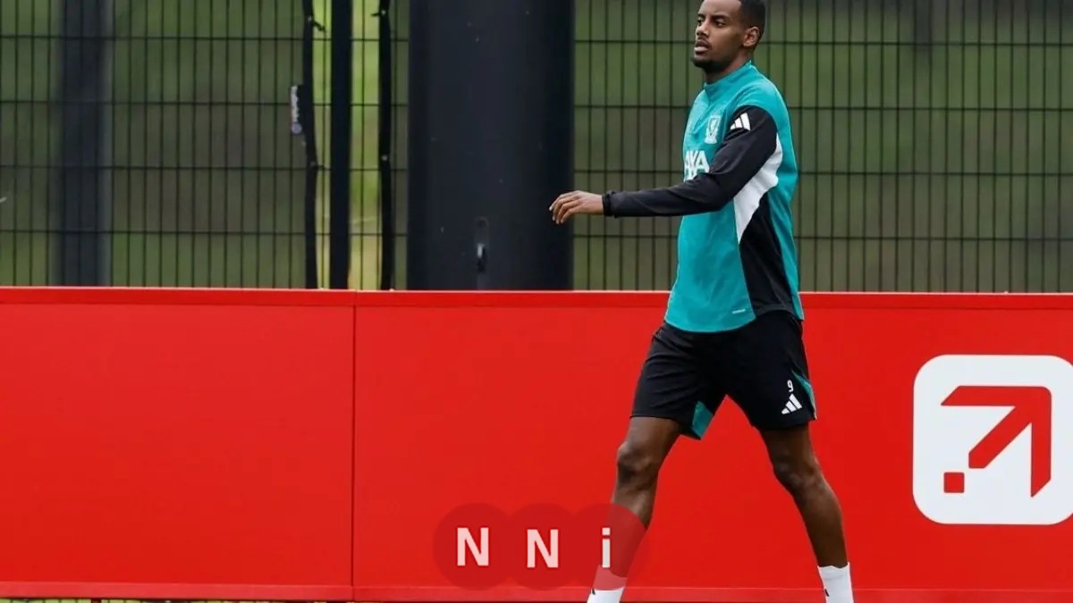 سلوت يوضح السبب وراء استبدال إيزاك في مباراتي ليفربول وآينتراخت