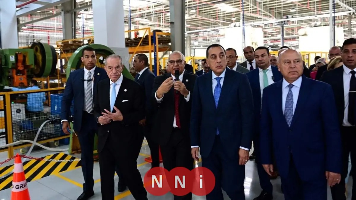 رئيس الوزراء مدبولي يتفقد معرض المنتجات النهائية في مصنع الفلاتر للمركبات والصناعة