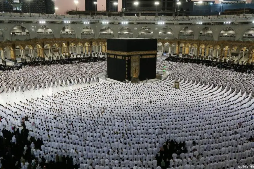 بث مباشر.. صلاة العشاء والتراويح من الحرم المكي ليلة 22 رمضان 1446