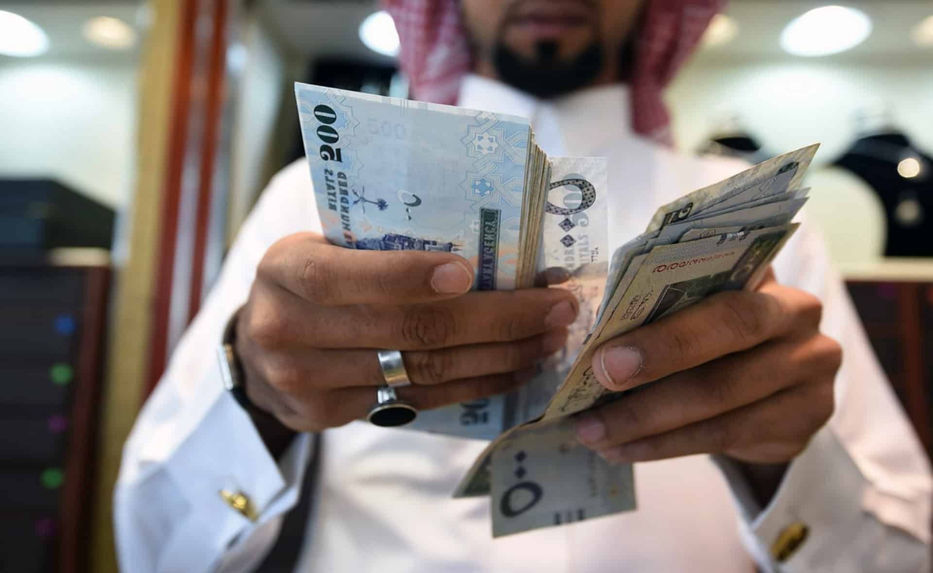 راتبي 3000 ريال كم يعطوني قرض بنك الرياض؟ وهل يطلب ضامن؟