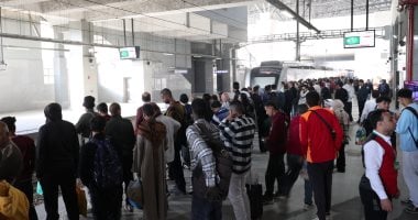 النقل تنشر صور إقبال المواطنين بكثافة على القطار الكهربائى الخفيف LRT