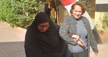 مديرة مدرسة فى إمبابة تساعد كبار السن على الإدلاء بأصواتهم ..صور