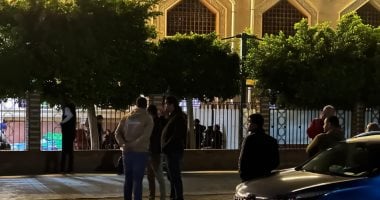 توافد أهالى بورسعيد على مسجد الكريم للمشاركة فى جنازة السباح يوسف محمد.. فيديو