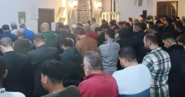 المئات يؤدون صلاة الجنازة على السباح يوسف محمد في بورسعيد.. فيديو وصور