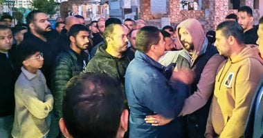 ما تسيبوش حقه.. نداء والد السباح يوسف محمد خلال تلقى العزاء (فيديو وصور)