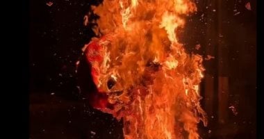 ترامب يشتعل فى أمريكا اللاتينية.. شعوب تحرق دُماه تقليد حرق الشيطان (فيديو)