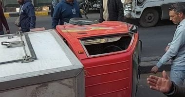 ارتباك مرورى أعلى كوبرى الدقى إثر انقلاب سيارة نقل بعد تصادمها مع ملاكى