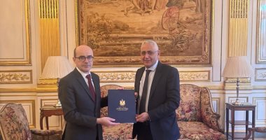 سفير مصر في باريس يُقدم صورة أوراق اعتماده إلى نائب مدير المراسم الفرنسية
