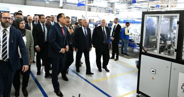 رئيس الوزراء يتفقد عدداً من أقسام مصنع ليونى مصر بمدينة بدر
