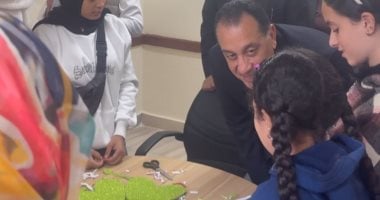 إيه الرسم الحلو ده.. رئيس الوزراء يشيد بمواهب فتيات داخل مكتبة مصر بالقليوبية