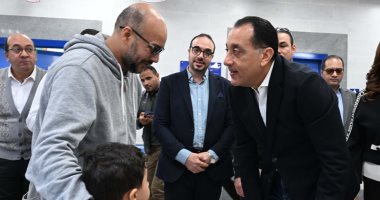 رئيس الوزراء يتحاور مع المواطنين بمركز طب الأسرة بطحانوب حول الخدمات المقدمة.. صور