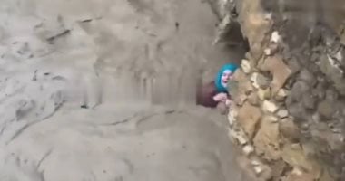 سيدة مُسنة تحاصرها مياه الفيضانات فى أسفى بالمغرب.. فيديو