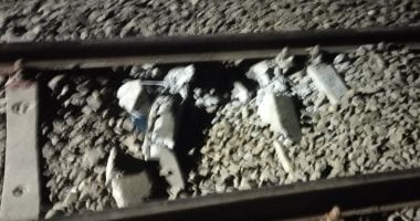 تغيير الفلنكات بموقع سقوط حاويات فارغة من أعلى قطار بطوخ.. مباشر