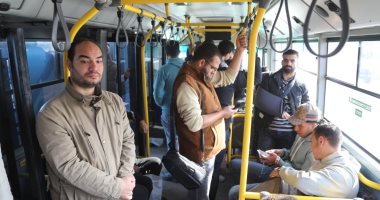 إقبال كبير على الأتوبيس الترددى بعد عزل حارته بالطريق الدائرى.. صور