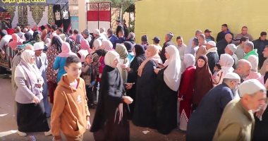 انتخابات النواب.. الكراسى المتحركة والعكاز تتصدر المشهد وكبار السن يتسابقون للتصويت