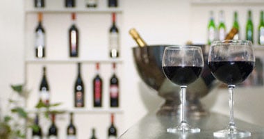 كلور فى النبيذ ومزيل المكياج.. مربية تسمم عائلة فى فرنسا وتواجه المحكمة