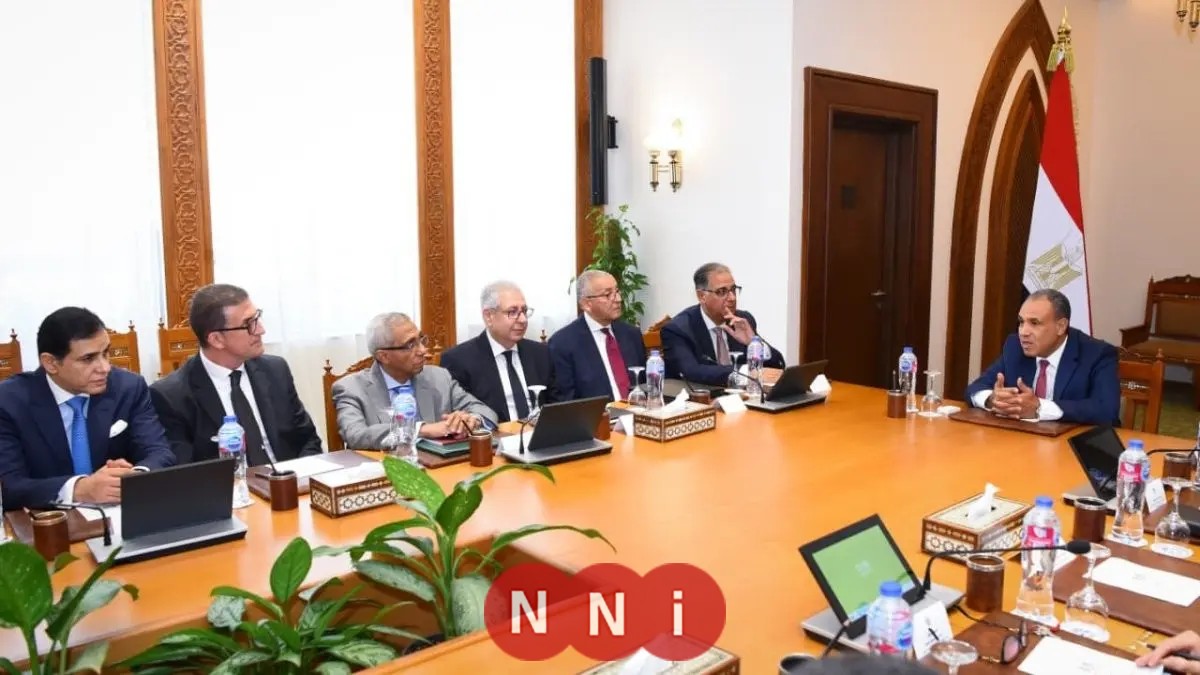 وزير الخارجية يعقد اجتماعاً مع قيادات الوزارة لمتابعة تحسين العمل والأداء المؤسسي