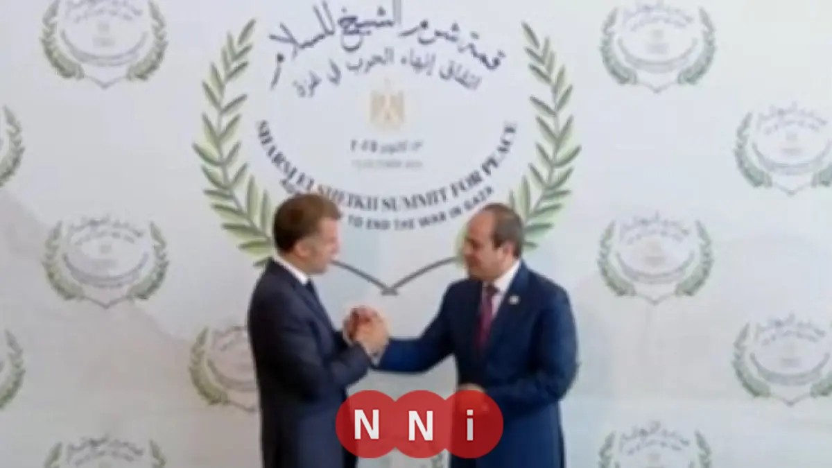 الرئيس السيسي يرحب بإيمانويل ماكرون في قمة شرم الشيخ للسلام