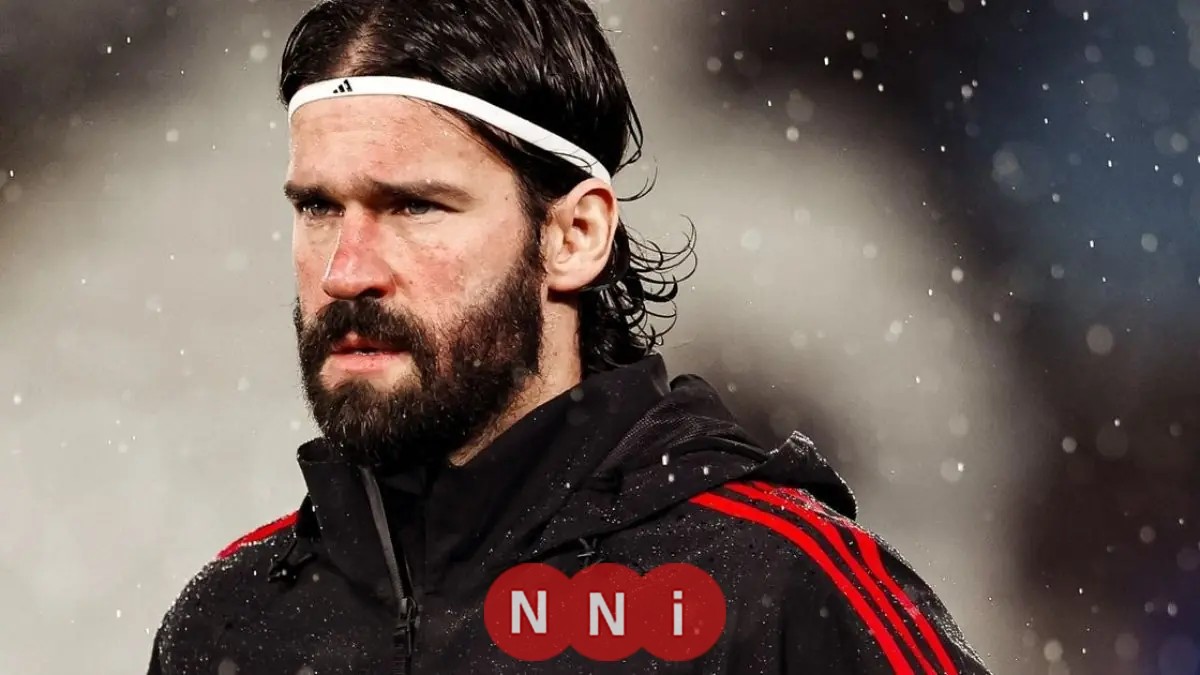 أليسون حارس ليفربول يدعم سلوت ويوجه انتقادات لصديقه النجم صلاح