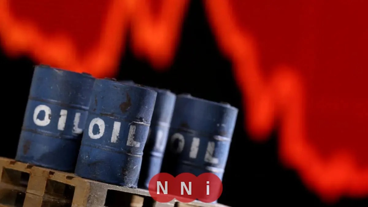 أسعار النفط تشهد انخفاضاً طفيفاً وسط تركيز مستمر على فائض المعروض