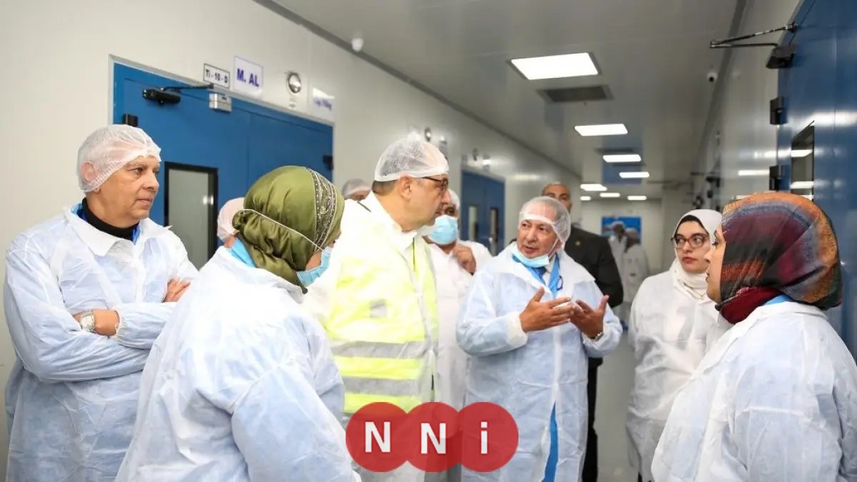 وزير قطاع الأعمال العام يتابع سير العمل والإنتاج خلال زيارته لشركة القاهرة للأدوية
