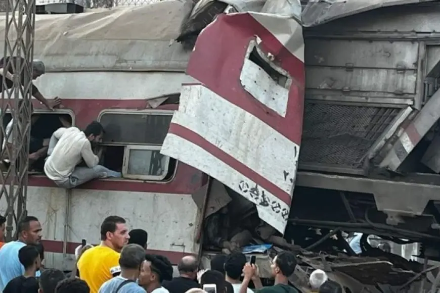 رئيس الوزراء يقدم العزاء لأسر ضحايا حادث قطاري الزقازيق