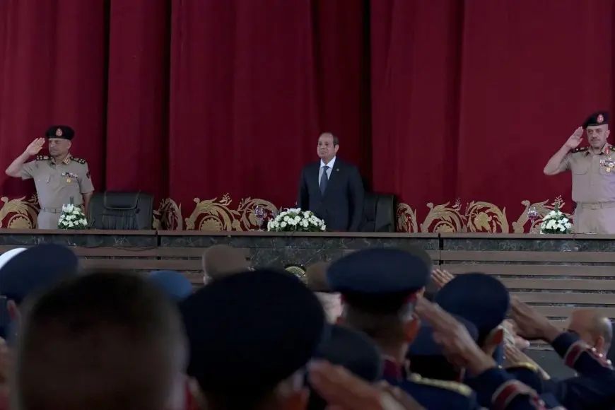 الرئيس السيسي يلتقي عددا من طلاب الأكاديمية العسكرية ويجيب عن استفساراتهم بشأن الأوضاع المحلية والدولية