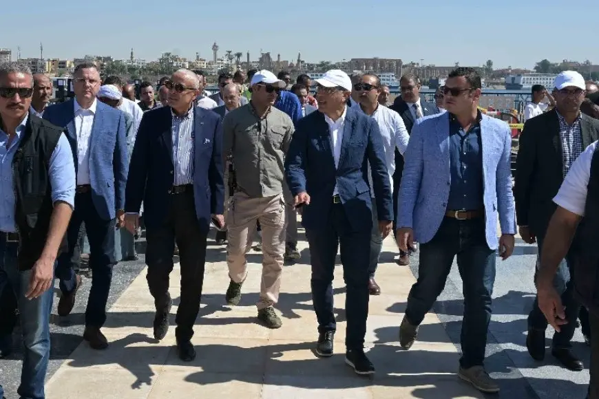 رئيس الوزراء يتابع أعمال تطوير كورنيش البر الغربي والممشى الزجاجي بالأقصر