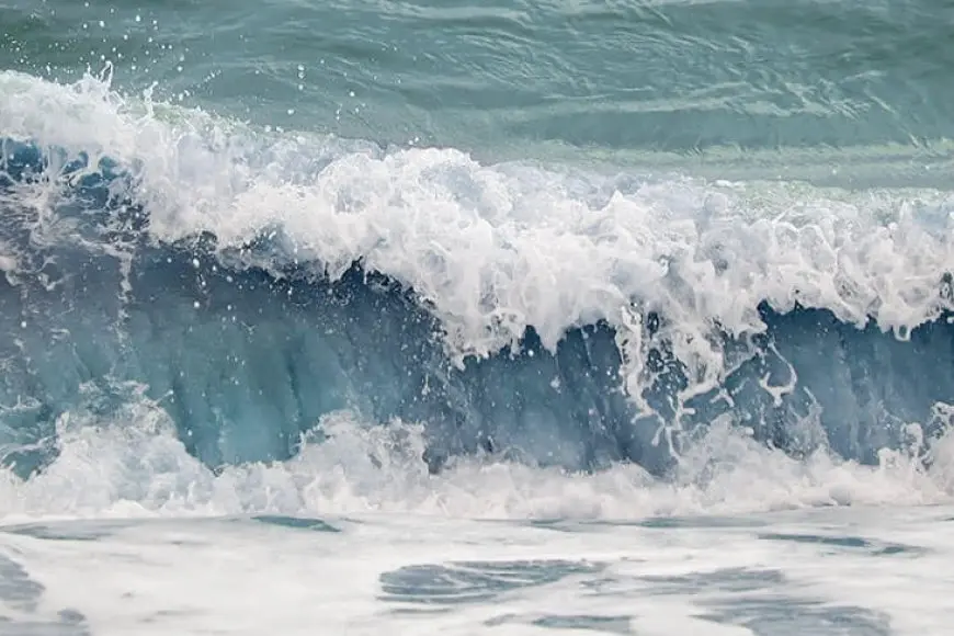 الأمواج 6 أمتار.. الأرصاد تعلن تعطل كل الأنشطة البحرية بداية من اليوم