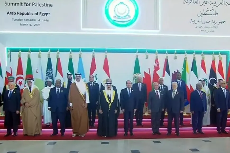 السيسي يتوسط الصورة التذكارية للقادة المشاركين في القمة العربية الطارئة