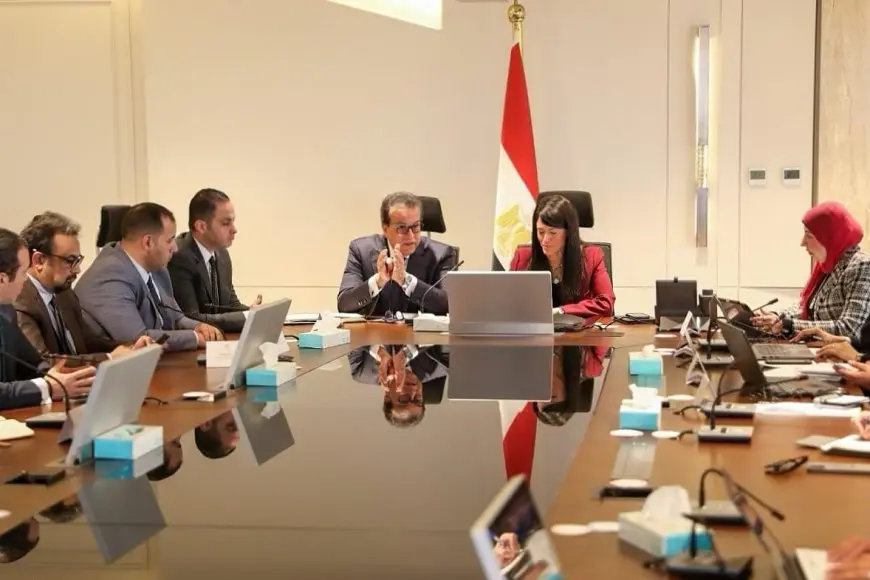 نائب رئيس الوزراء ووزيرة التخطيط يناقشان الخطة الاستثمارية لوزارة الصحة والسكان