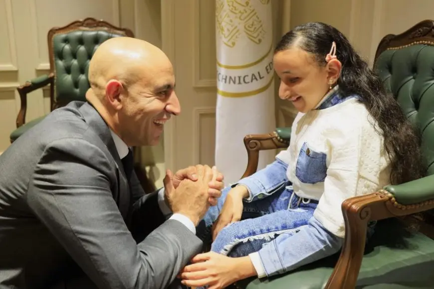 وزير التعليم يكرم الطالبة رضوى لتفوقها في قراءة القرآن وإلقاء الشعر