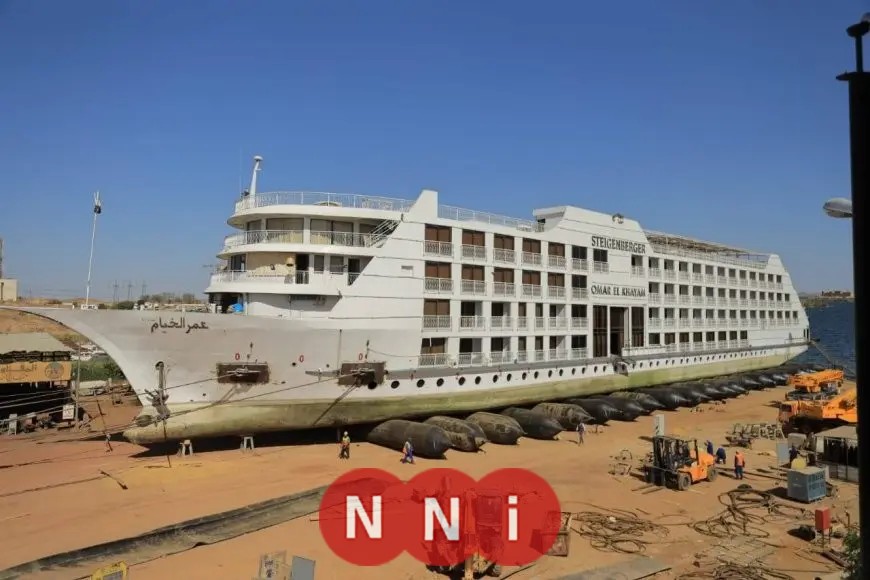 المقاولون العرب تحقق نجاحاً في رفع أكبر الفنادق العائمة في بحيرة ناصر باستخدام الوسائد الهوائية.