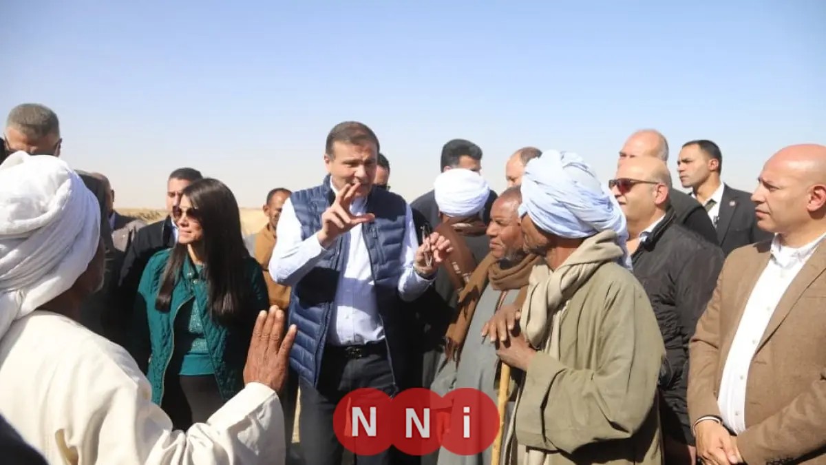 وزير الزراعة يأمر بتسريع حفر أحواض تخزين المياه بقرى أسوان ويوفر حصص الأسمدة كاملة للمزارعين