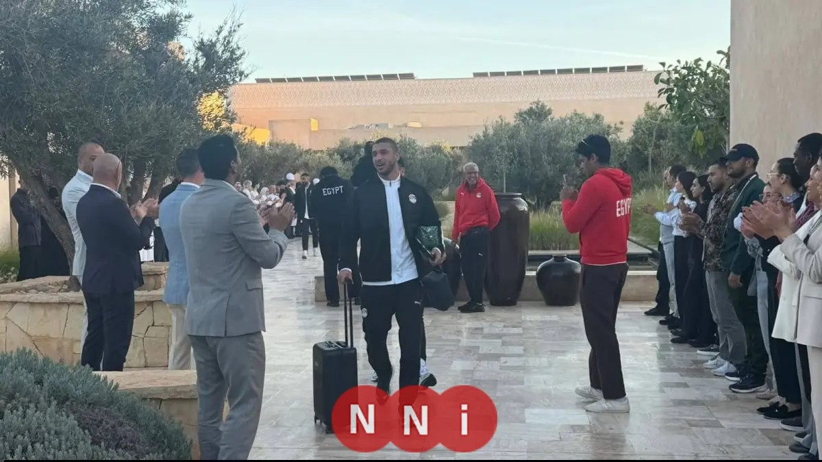 موظفو فندق أغادير يحتفون بمنتخب مصر بممر شرفي قبل رحلتهم إلى طنجة بالصور