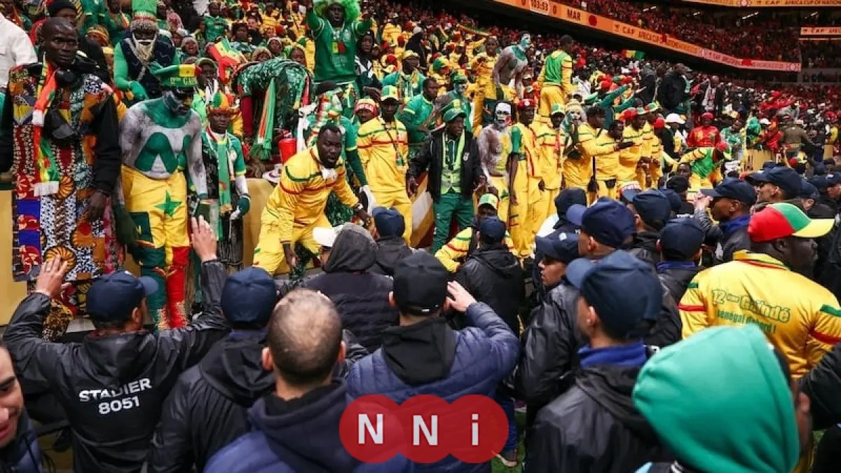 تمديد حبس 19 مشجعًا سنغاليًا بعد شغب نهائي إفريقيا وعقوبات قد تصل للمؤبد