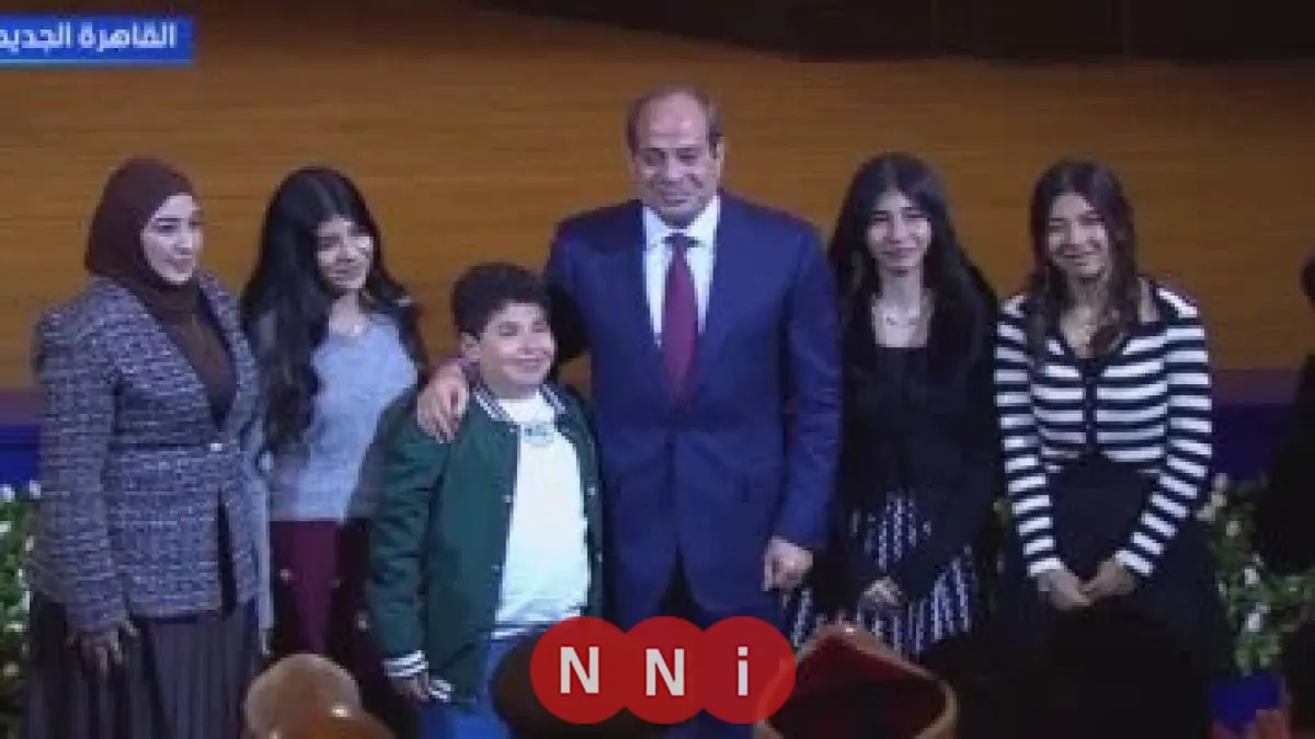 لحظة تاريخية تجمع الرئيس السيسي بأسرة الشهيد رامي هلال في صورة مؤثرة