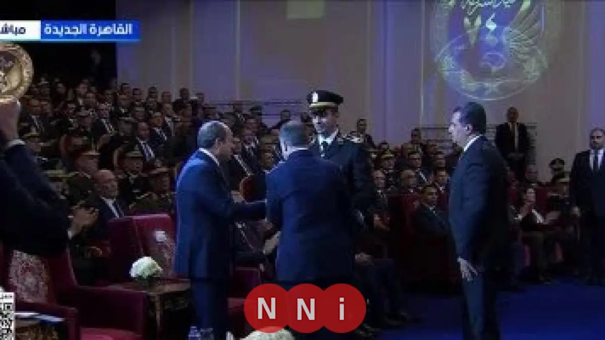 هدية تذكارية من وزير الداخلية للرئيس السيسى في احتفالية عيد الشرطة