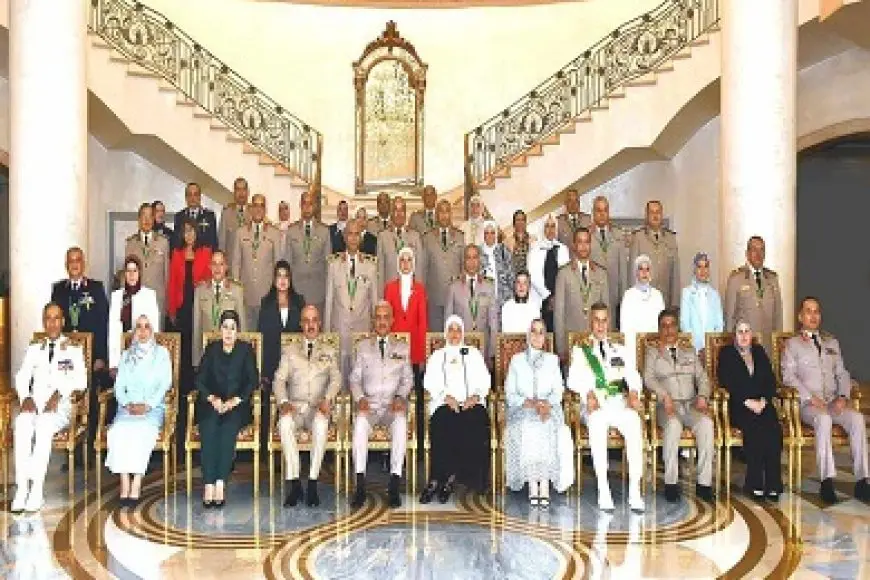 وزير الدفاع يكرم قادة القوات المسلحة الذين أوفوا العطاء بالقوات المسلحة