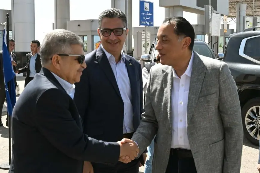 رئيس الوزراء يباشر تفقد وافتتاح مجموعة من مشروعات المنطقة الاقتصادية لقناة السويس